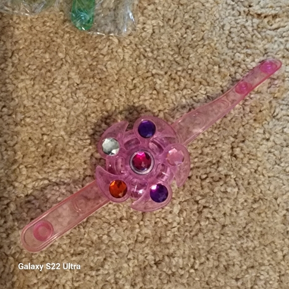 LoL surprise 5 face mask, 2 bubble guns, and 5 fidget spinner - Picture 6 of 6